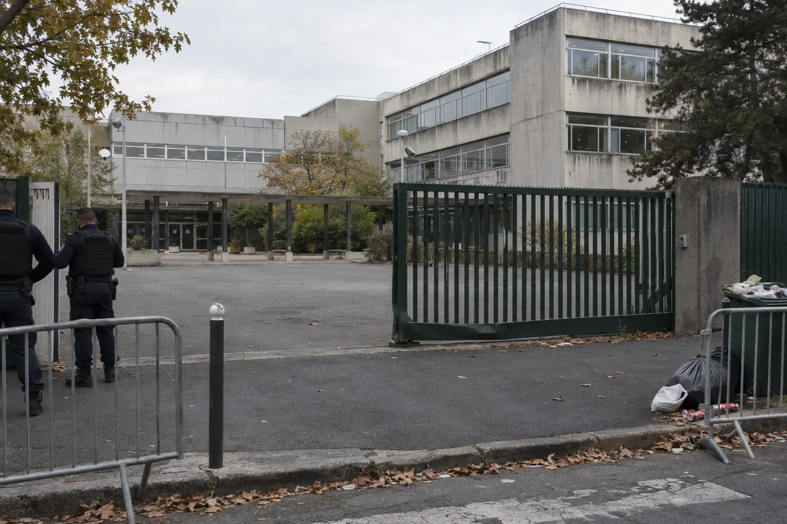 Lycée Paul-Éluard à Saint-Denis fermé les 1er et 2 octobre : rats, salles inondées, plafond qui s'effondre